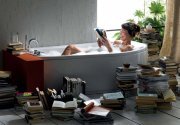 Mujer Leyendo en Bañera Mujer Leyendo Baño